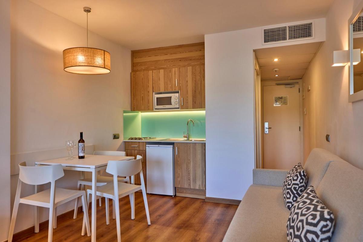 Una cocina o zona de cocina en Aparthotel Ponent Mar