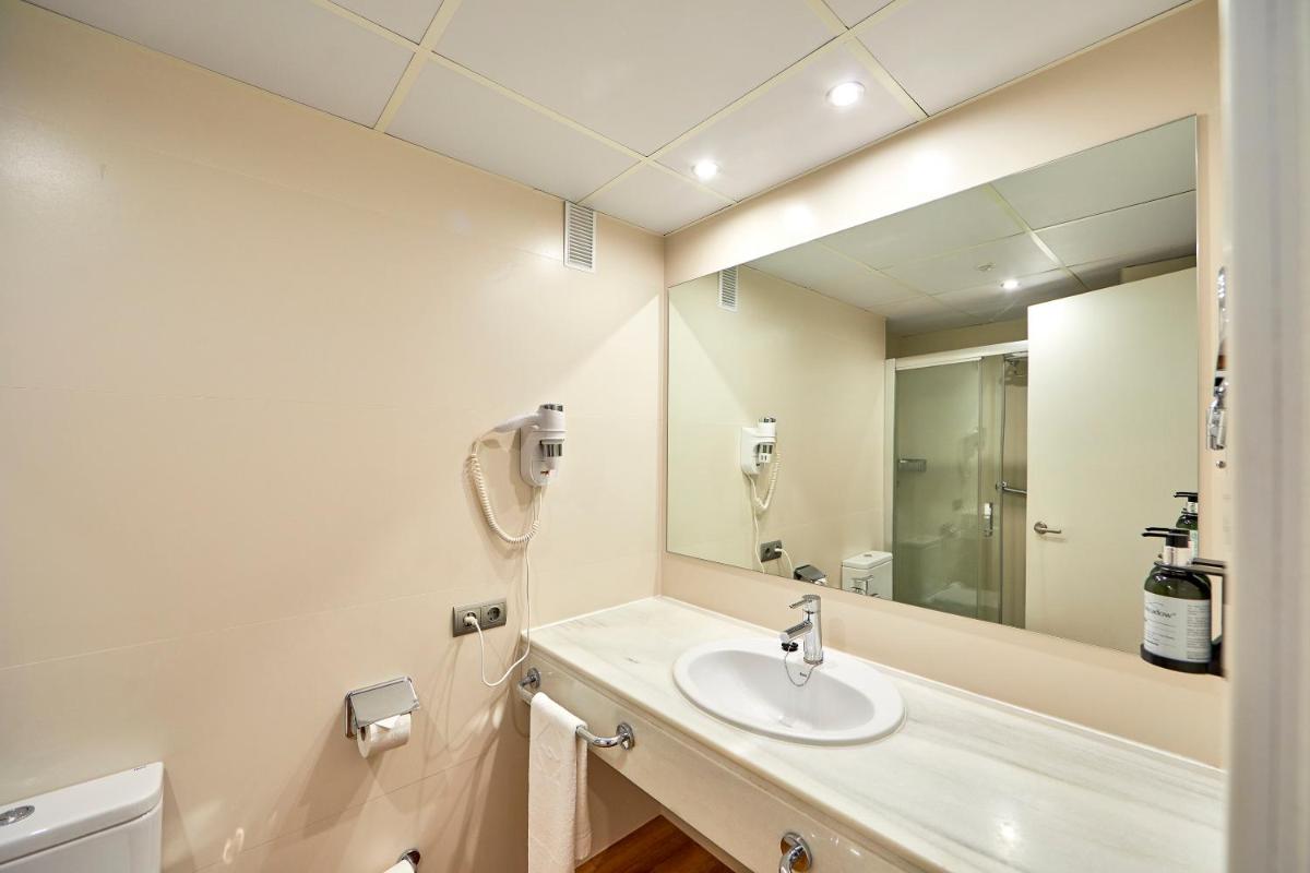 Un baño de Aparthotel Ponent Mar