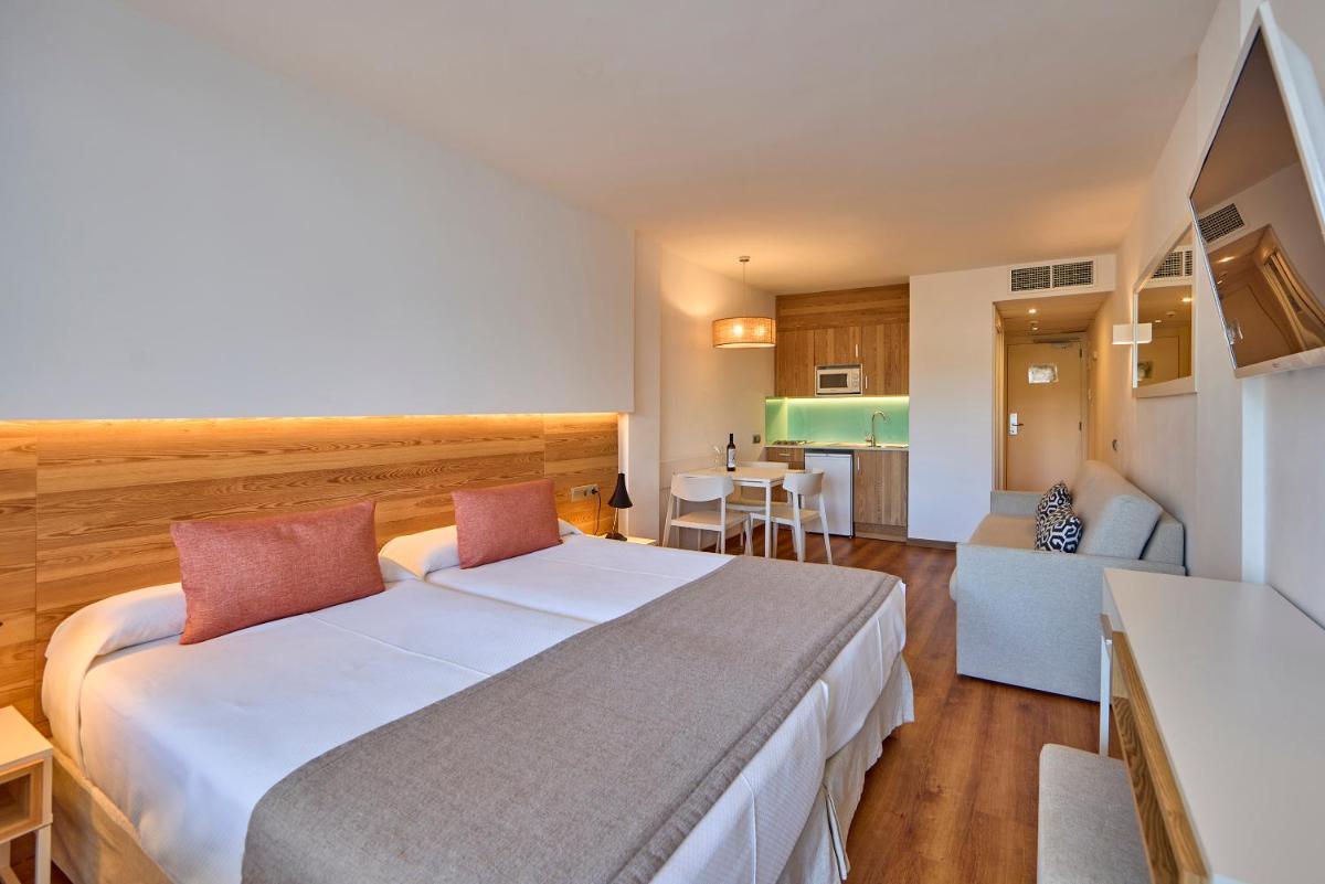 Cama o camas de una habitación en Aparthotel Ponent Mar