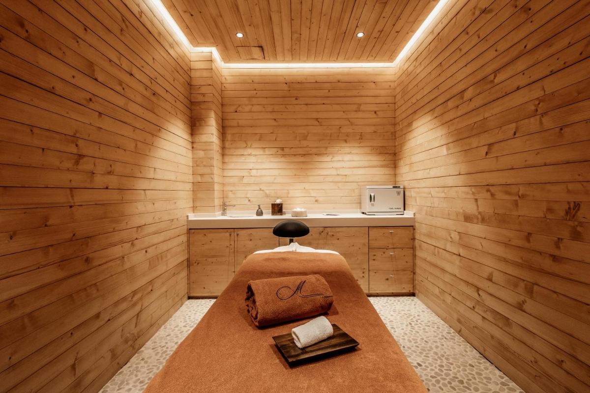 una sauna con una cama en una pared de madera en Hotel Maribel, en Sierra Nevada 46 fotos más