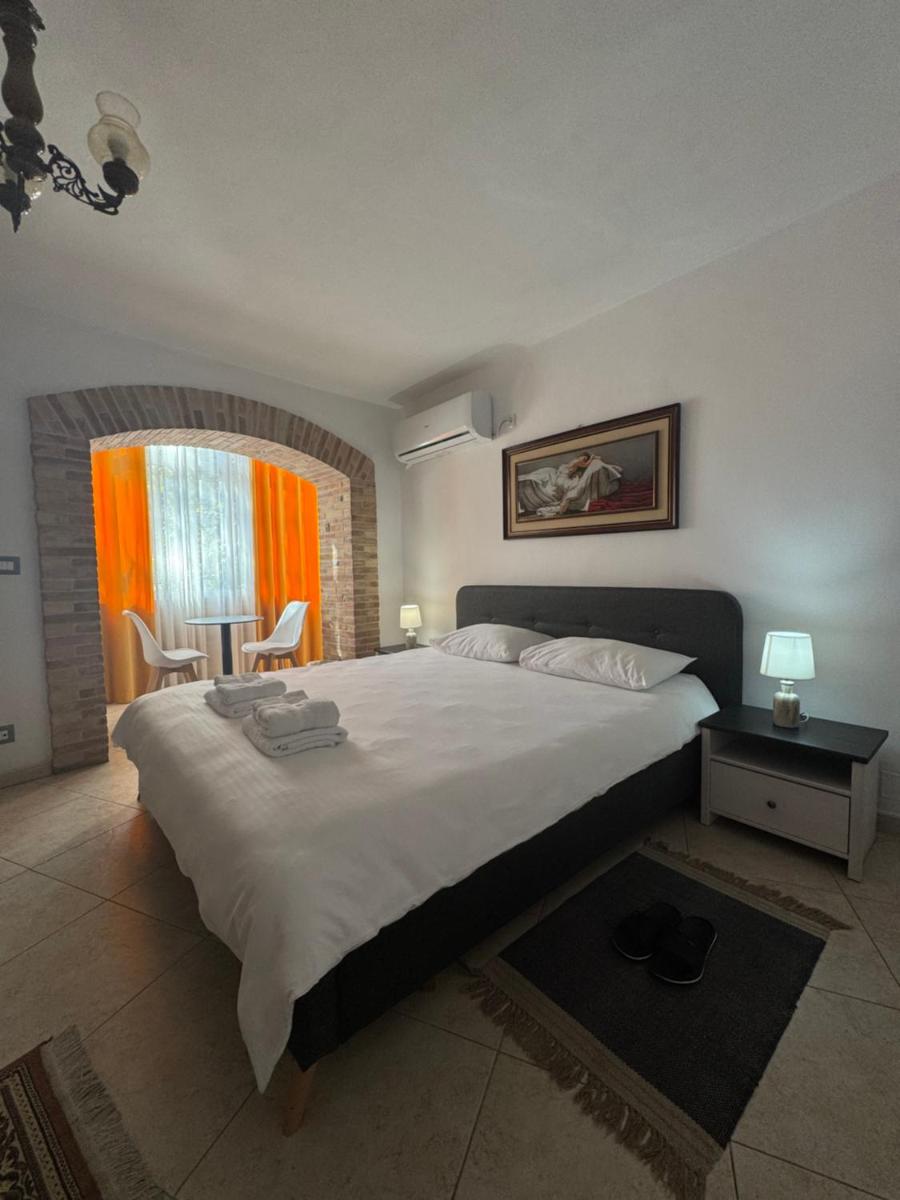Xhelo's Rooms - Housity