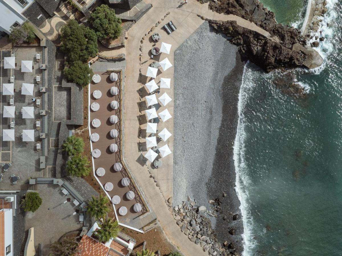 uma vista superior de uma praia com um grupo de hotéis em Dreams Madeira Resort Spa & Marina no Caniçal uma vista superior de uma praia com um grupo de hotéis em Dreams Madeira Resort Spa & Marina no Caniçal