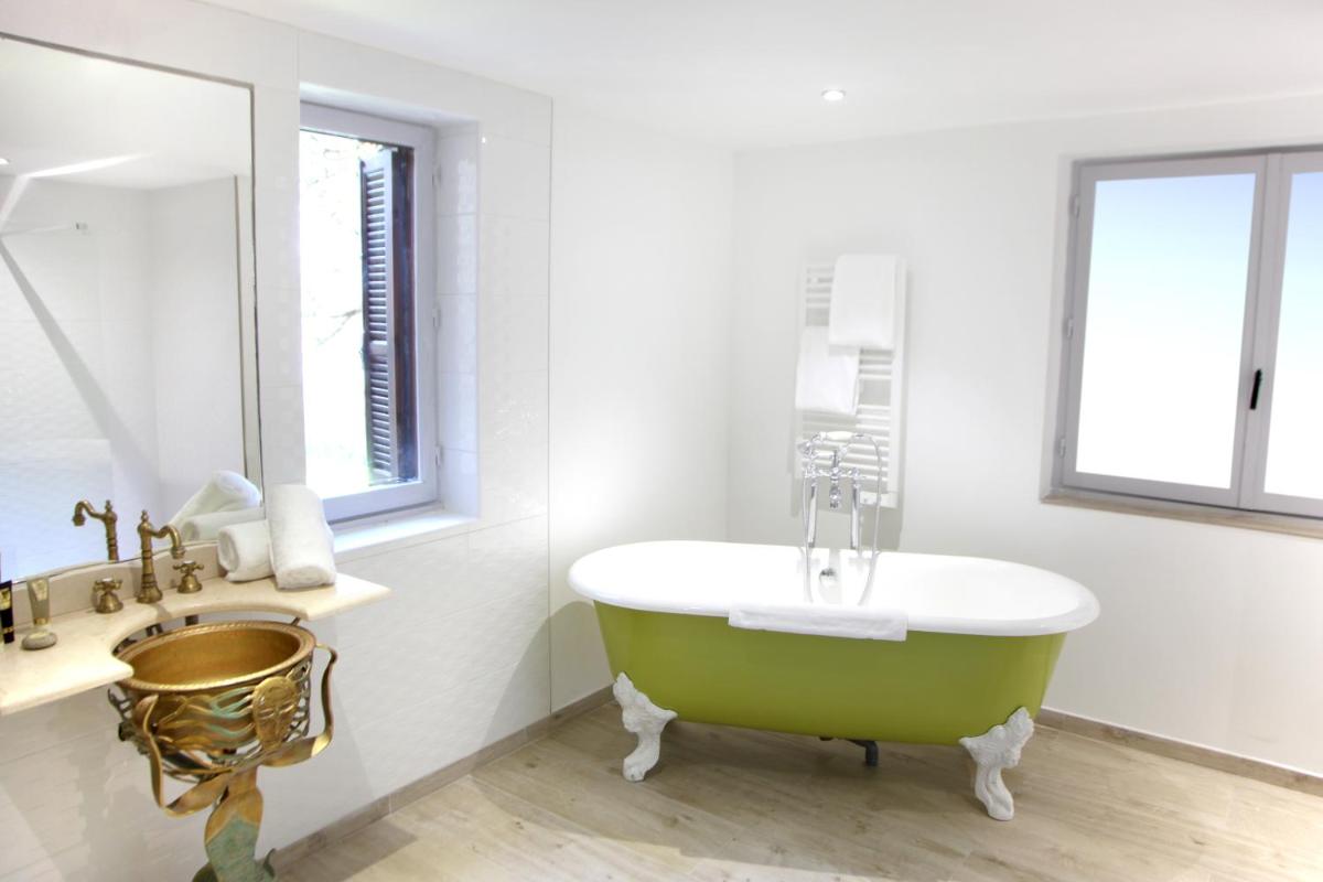 Salle de bains dans l'établissement Hôtel Marinca & Spa