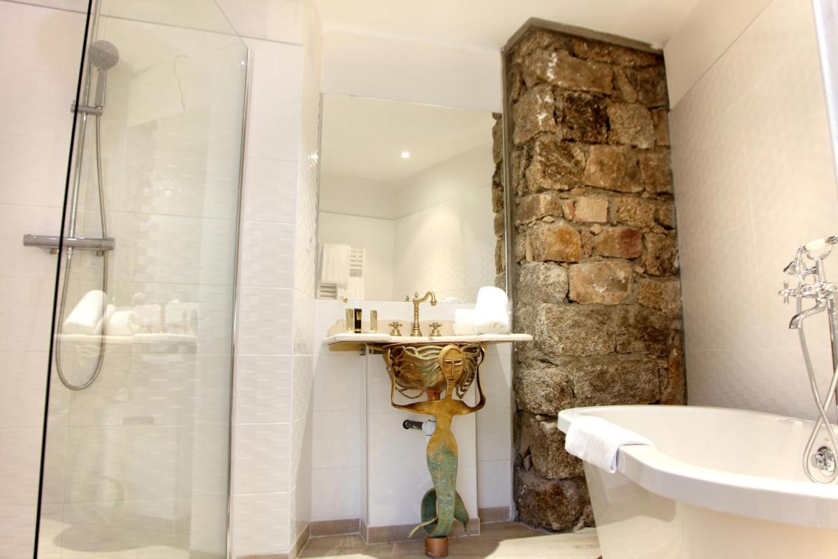 Salle de bains dans l'établissement Hôtel Marinca & Spa