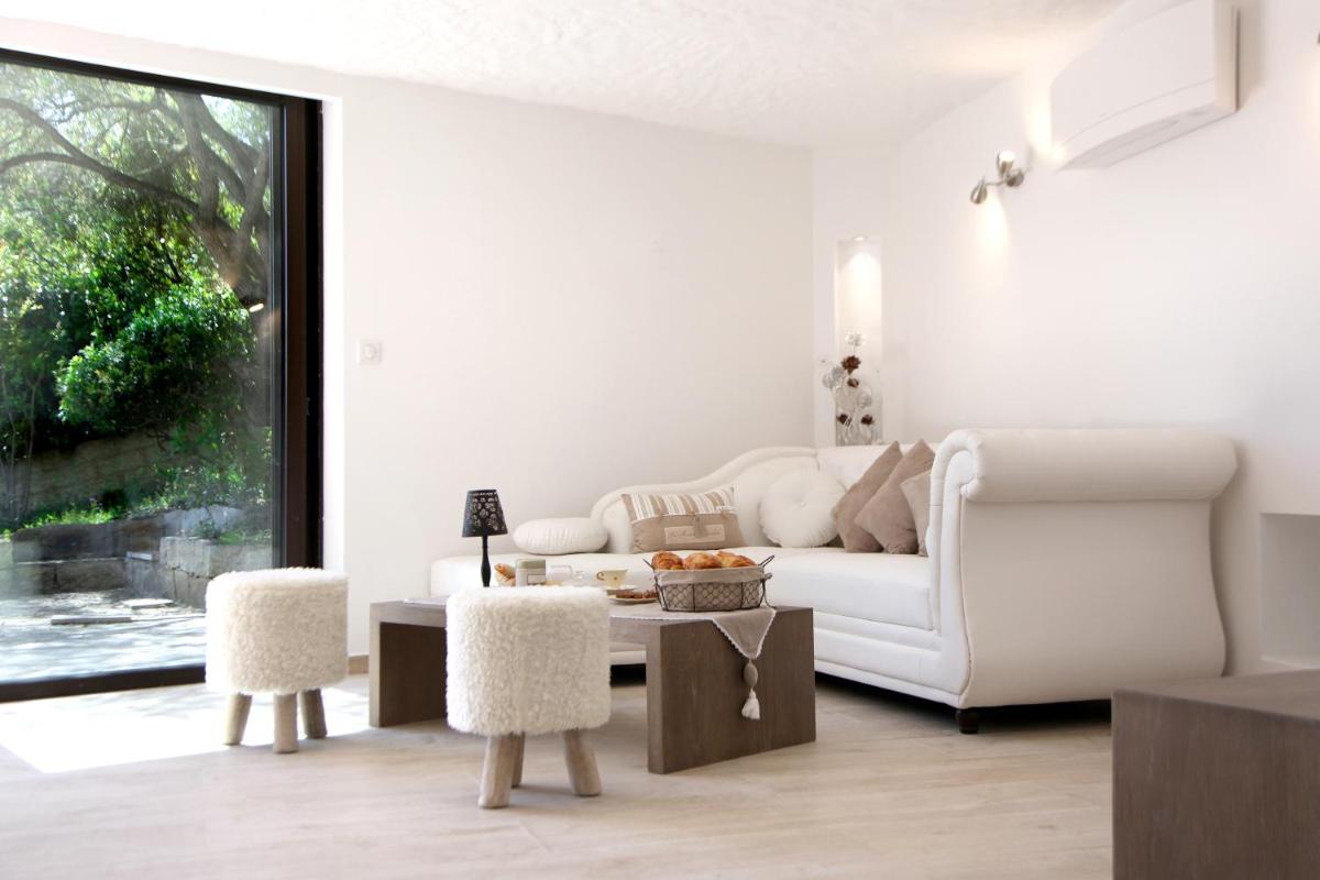 Coin salon dans l'établissement Hôtel Marinca & Spa