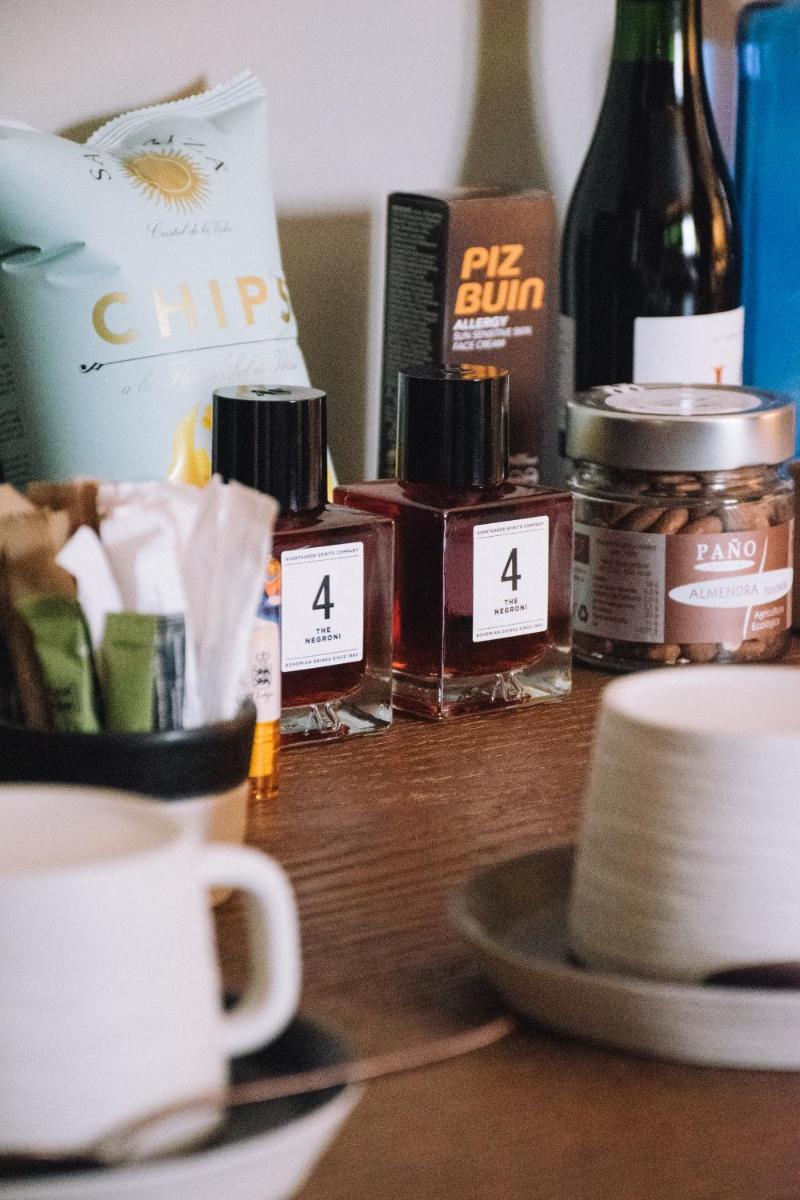 Utensilios para hacer té y café en Hotel Maribel