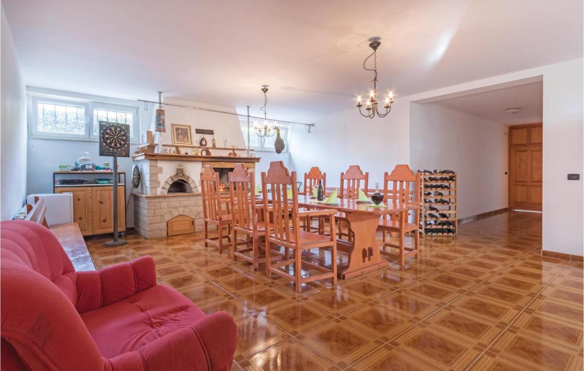 Two-Bedroom Apartment In Vodnjan - Housity