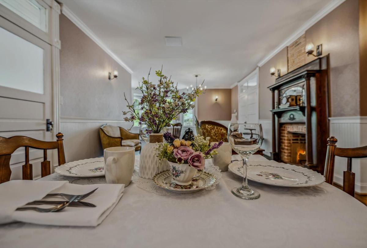 The Grand Castalian Inn Bed and Breakfast - Housity