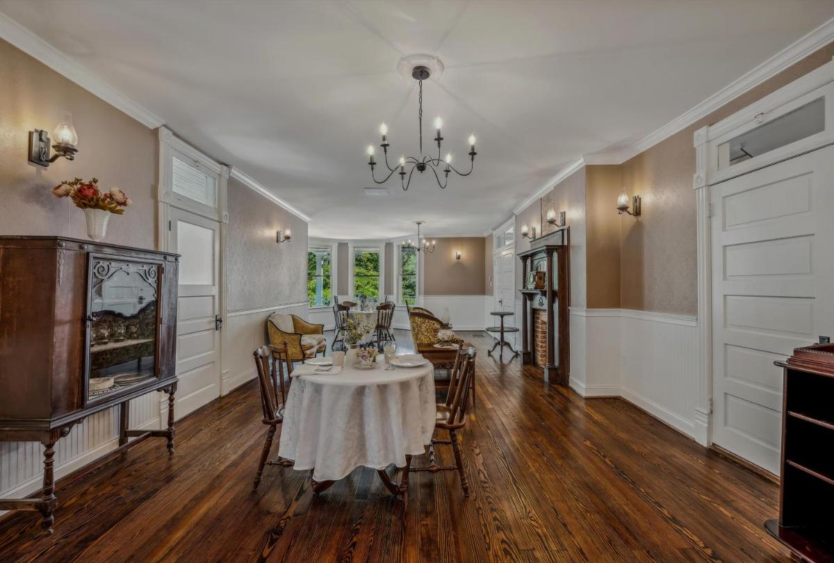 The Grand Castalian Inn Bed and Breakfast - Housity