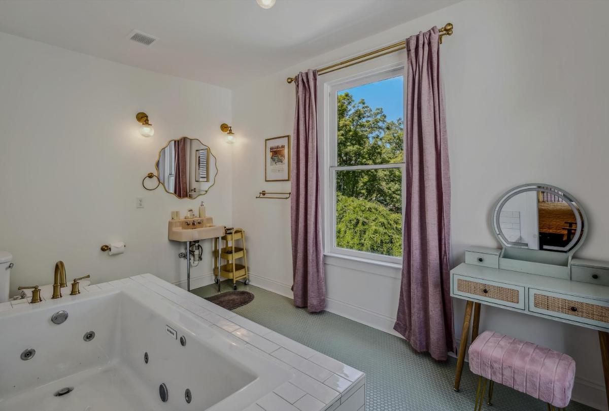The Grand Castalian Inn Bed and Breakfast - Housity