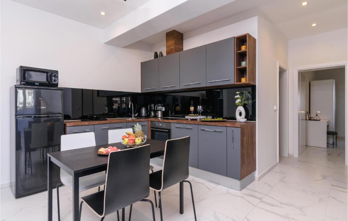 2 Bedroom Lovely Apartment In Kastel Gomilica - Housity