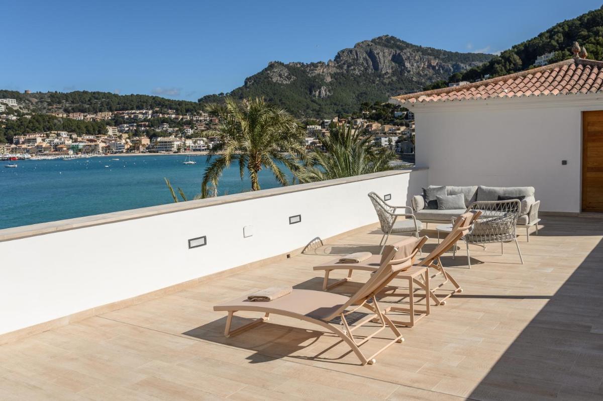 un patio con sillas y vistas al agua en Hotel Marina, en Puerto de Sóller 117 fotos más