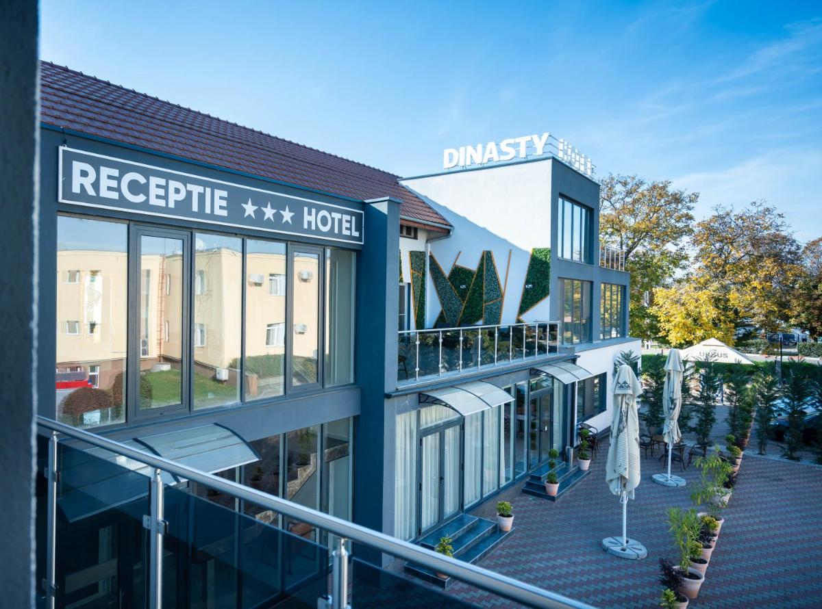 Dinasty Hotel - Housity