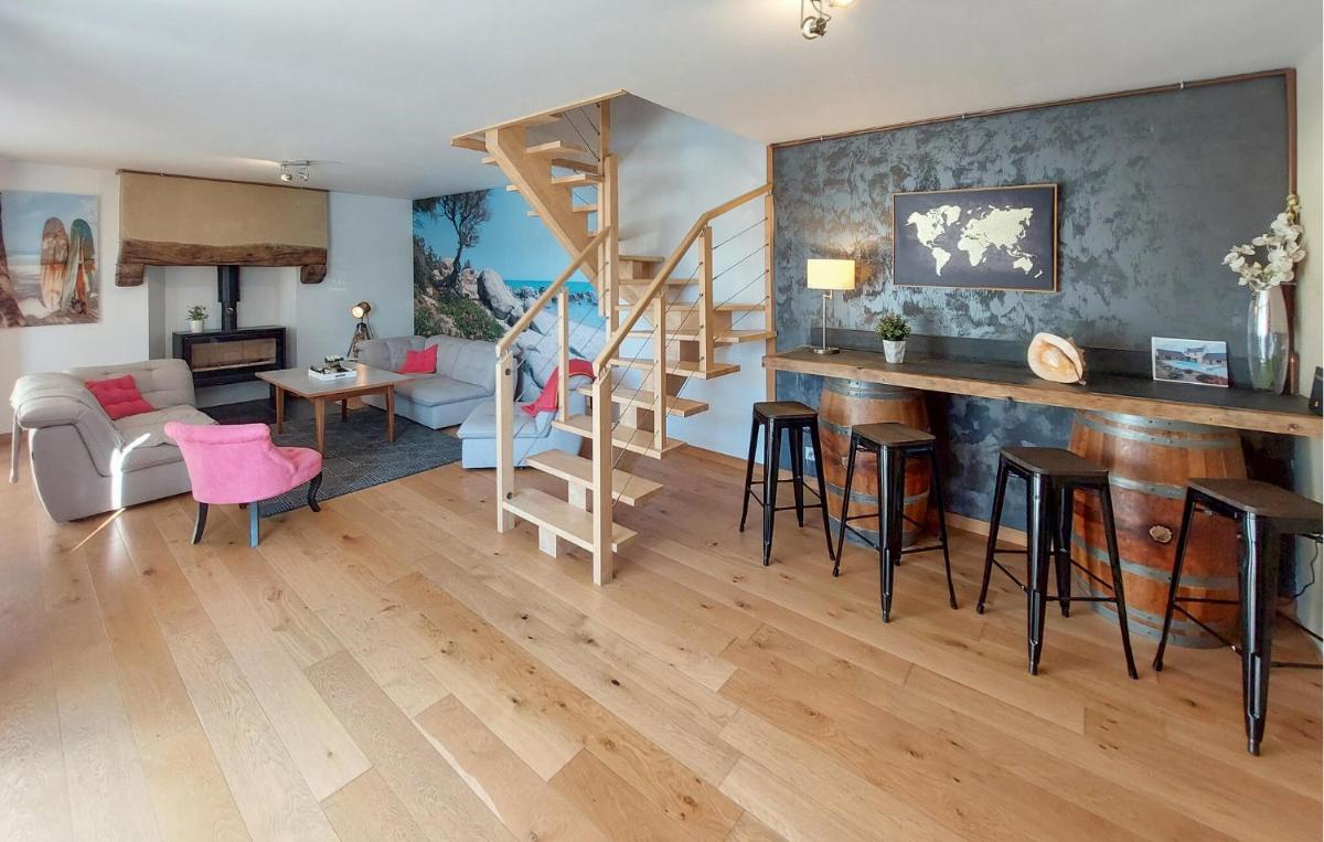 Awesome Home In Guisseny - Housity