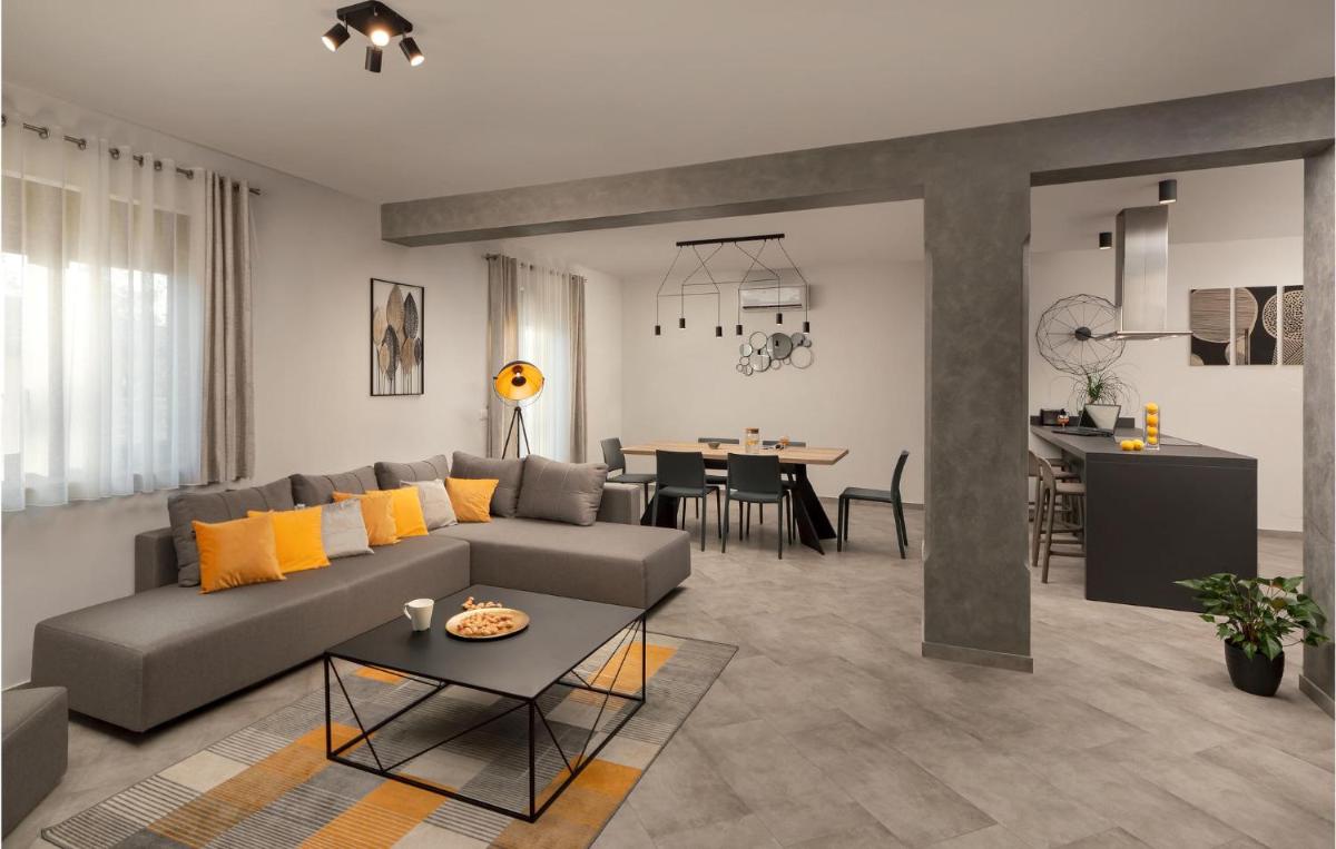 Luxurious Home In Galizana - Housity