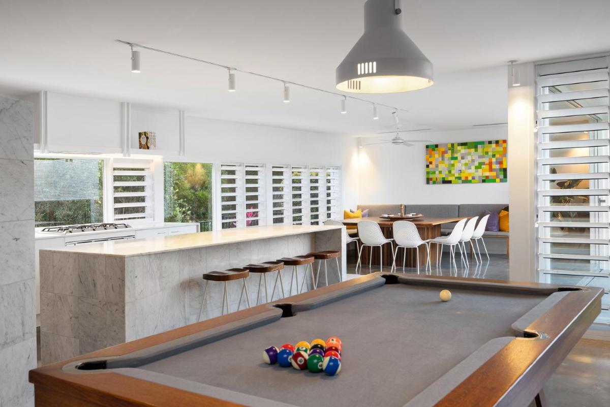 The Luxury White House - Housity