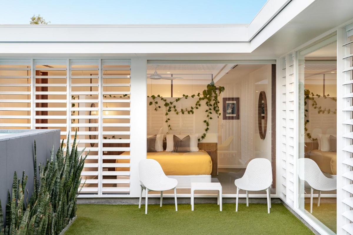 The Luxury White House - Housity