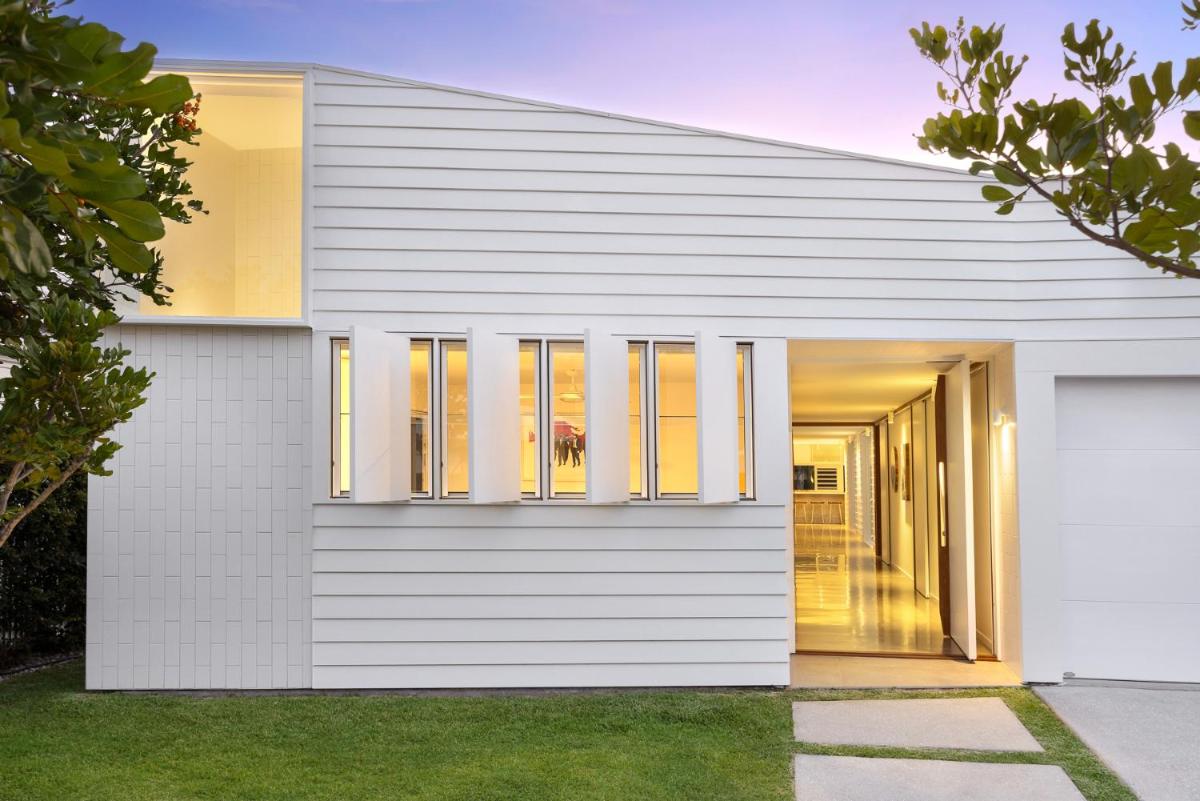 The Luxury White House - Housity