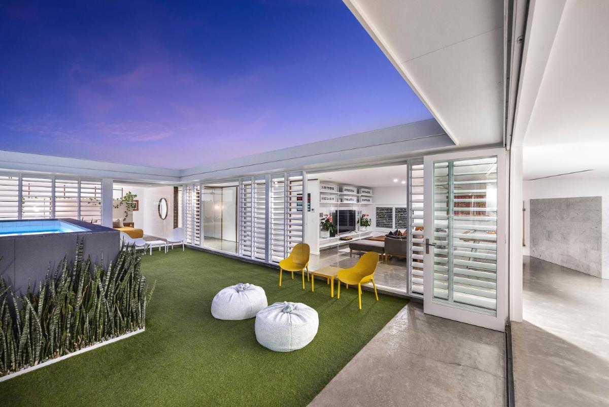 The Luxury White House - Housity