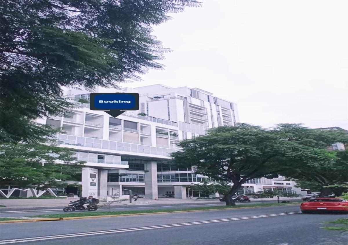 STUDIO APARTMENT FEATURING PRIVATE BALCONY NEAR The AIRPORT - Hizvo