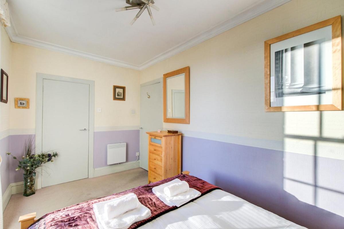 GuestReady - Historic Edinburgh Old Town Apartment - Housity