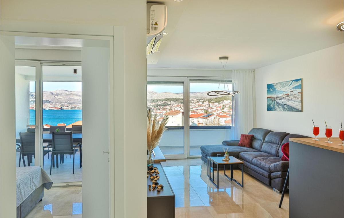 Lovely Apartment In Okrug Gornji - Housity