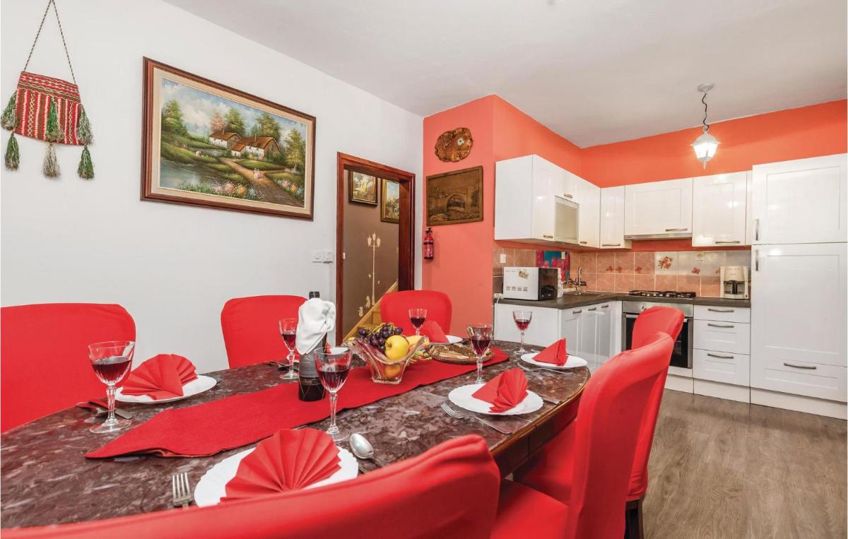 Cozy Home In Gospic With Sauna - Housity