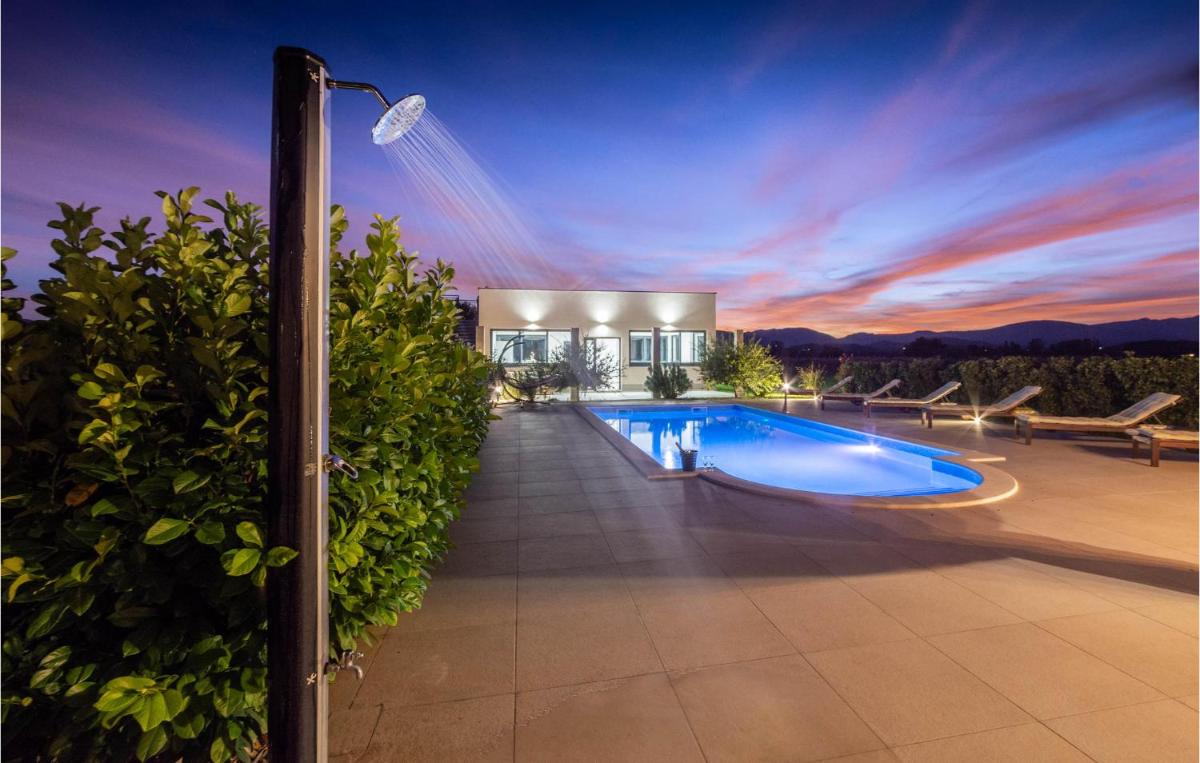 Amazing Home In Otok Dalmatinski - Housity
