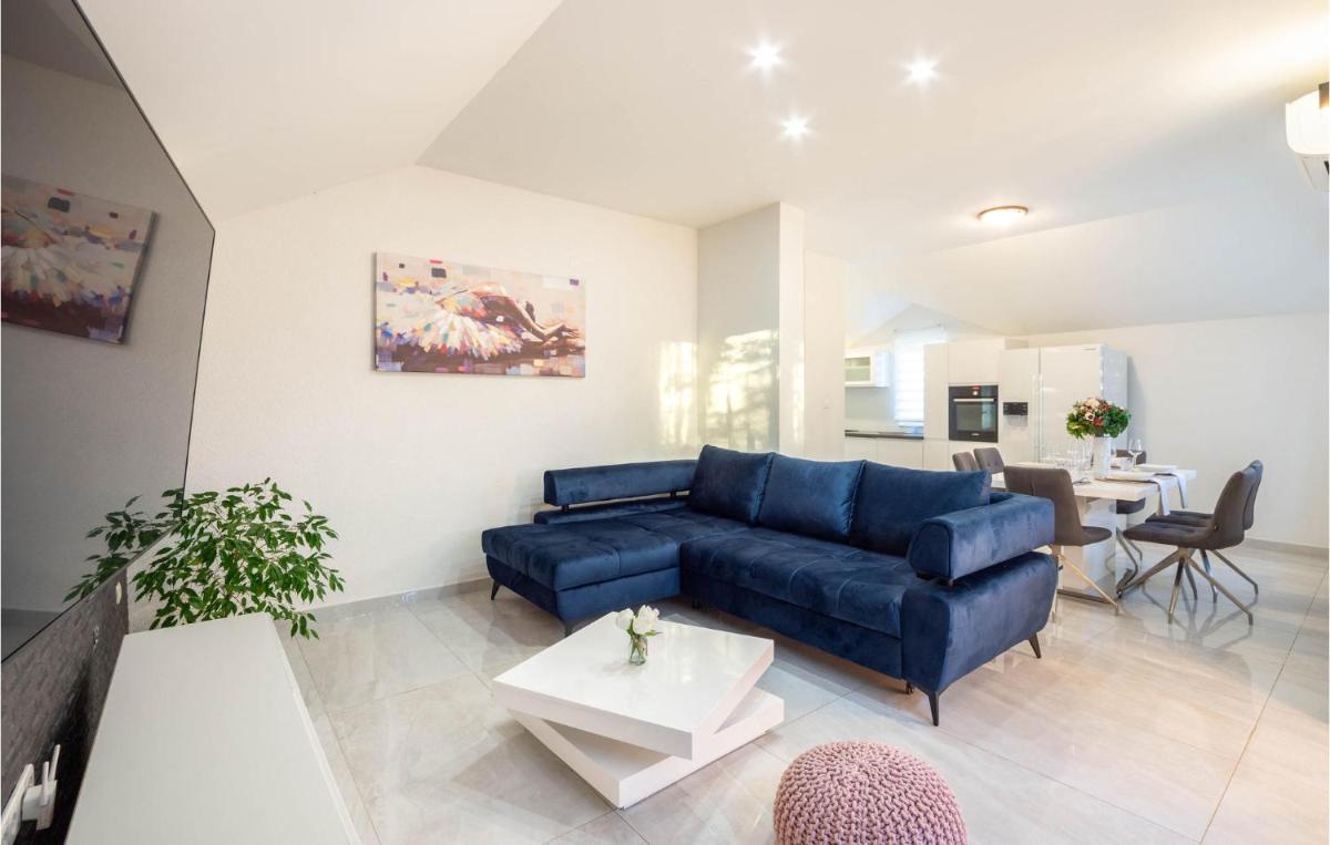 Amazing Home In Otok Dalmatinski - Housity