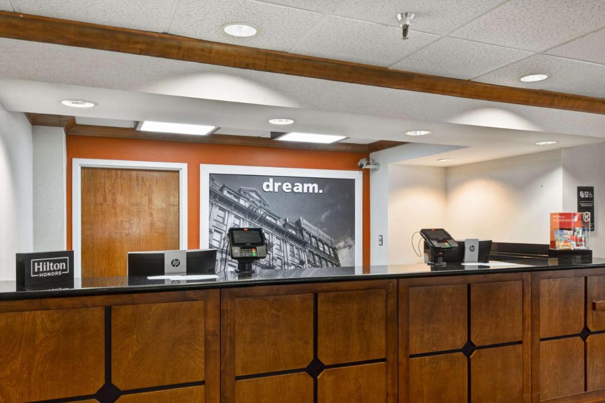 Hampton Inn Memphis Poplar - Housity