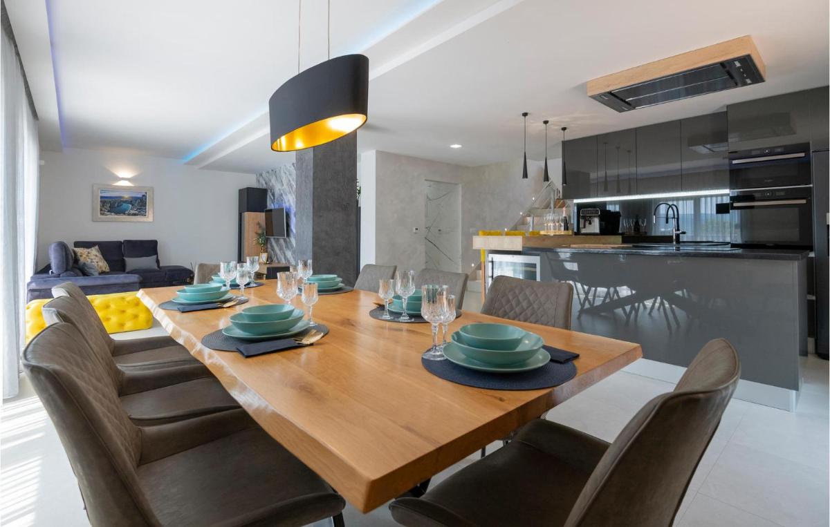 Gorgeous Home In Donji Vinjani - Housity