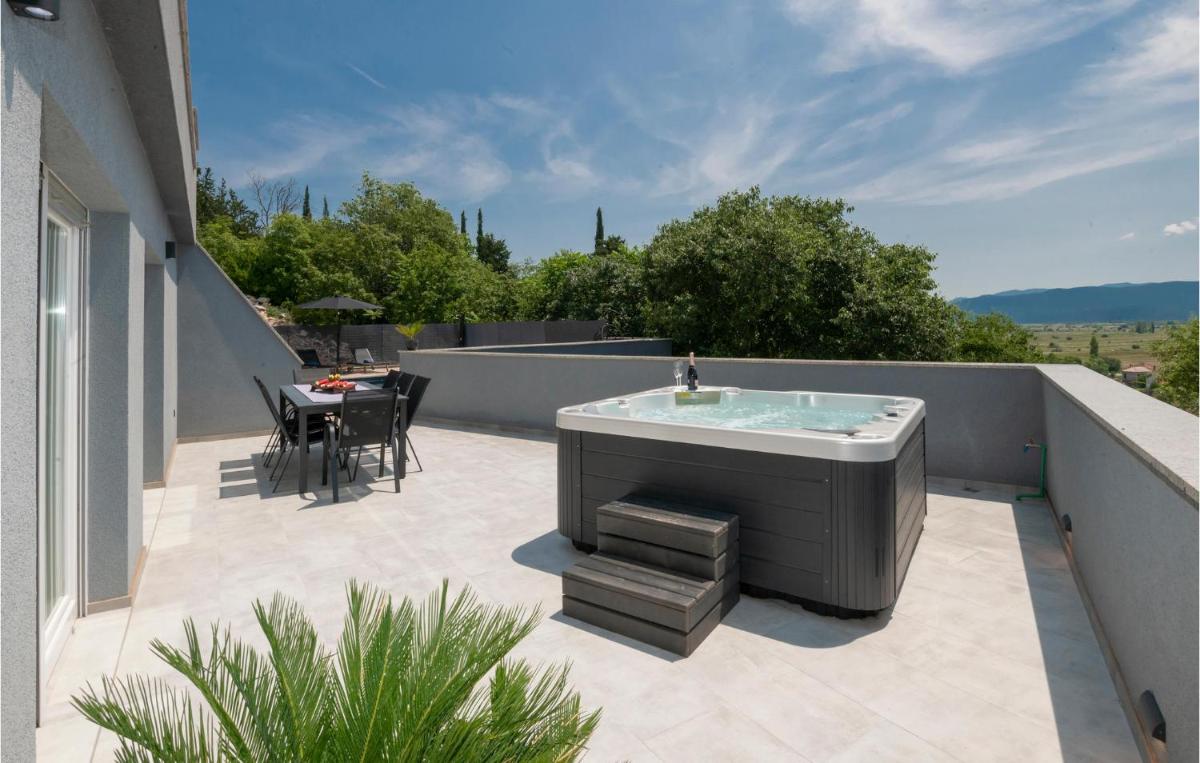 Gorgeous Home In Donji Vinjani - Housity