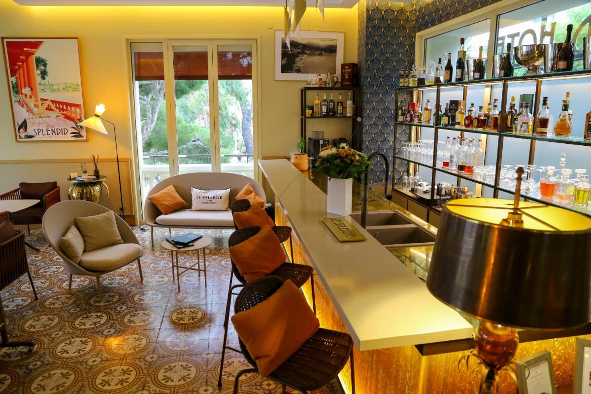 - un bar avec des chaises et un comptoir dans une pièce dans l'établissement Splendid Hôtel & Spa, à Bandol