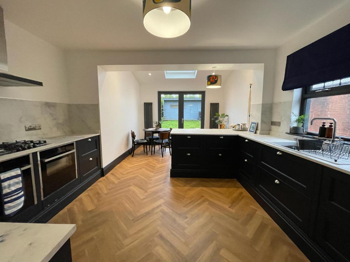 Cheerful 2 bed house on Causeway Coastal Route with parking - Housity