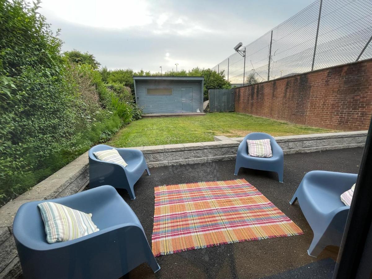 Cheerful 2 bed house on Causeway Coastal Route with parking - Housity