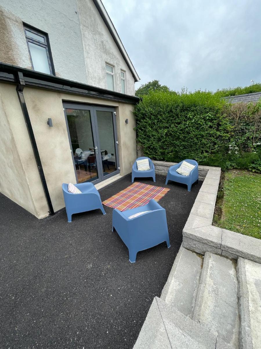 Cheerful 2 bed house on Causeway Coastal Route with parking - Housity