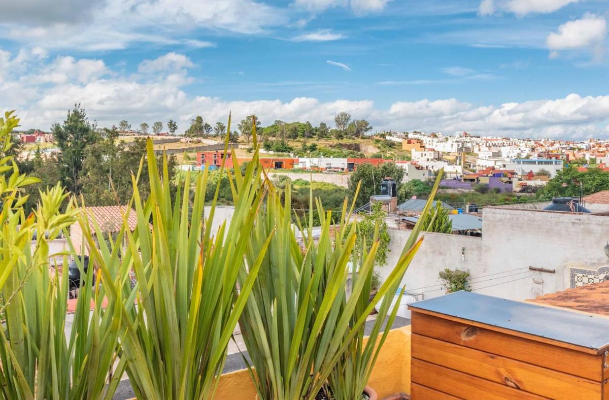 Rooftop Sunsets & Gas Fireplace Colonial Home - Housity