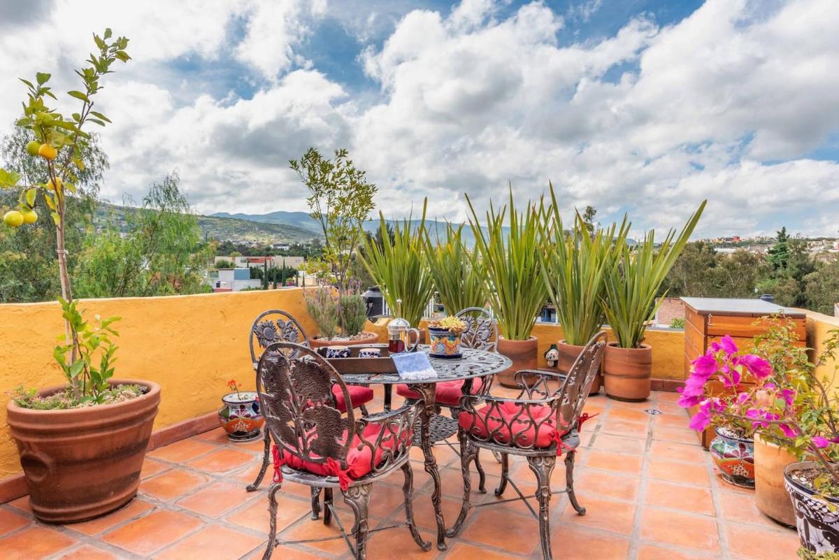 Rooftop Sunsets & Gas Fireplace Colonial Home - Housity