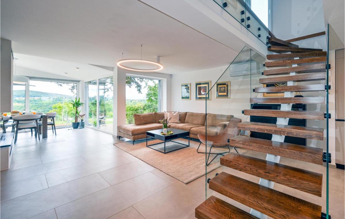 Gorgeous Home In Gornji Kneginec - Housity
