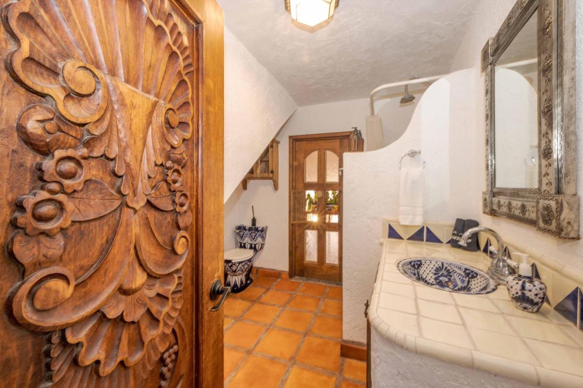 Rooftop Sunsets & Gas Fireplace Colonial Home - Housity