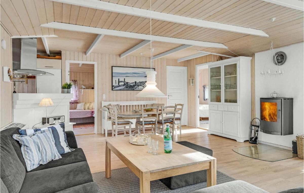 Three-Bedroom Holiday Home With A Fireplace In Melby - Housity