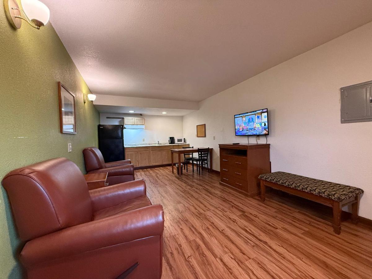 Relax Inn & Suites - Housity
