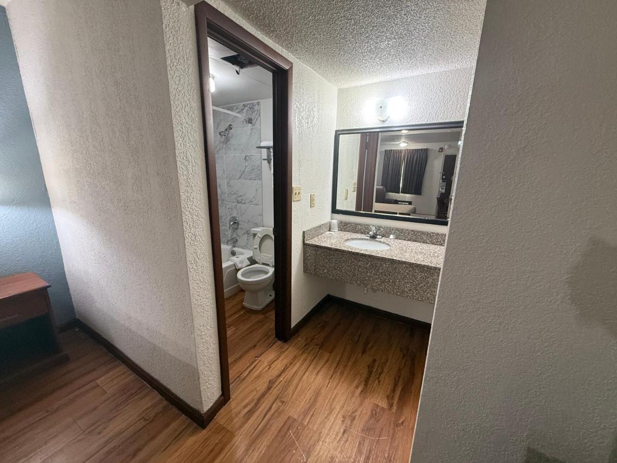 Relax Inn & Suites - Housity