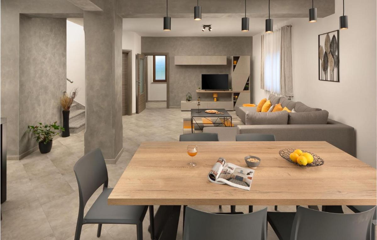 Luxurious Home In Galizana - Housity