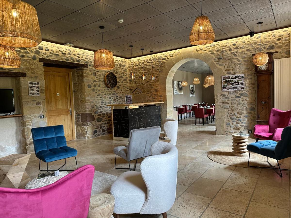 un hall d'entrée avec des chaises et des tables dans un bâtiment dans l'établissement Château de la Falque, The Originals Relais, à Saint-Geniez-dʼOlt