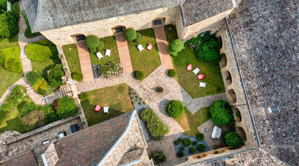 Vue panoramique sur l'établissement Château de la Falque, The Originals Relais