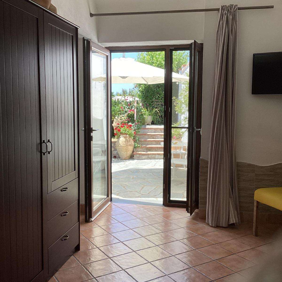 Casetta Minghitto Relaxing rooms in Capri - Hizvo