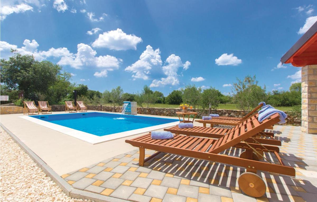 Four-Bedroom Holiday Home In Miljevci - Housity