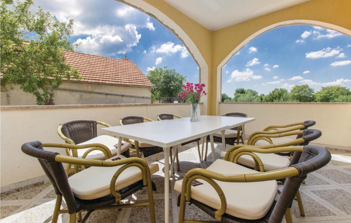 Four-Bedroom Holiday Home In Miljevci - Housity