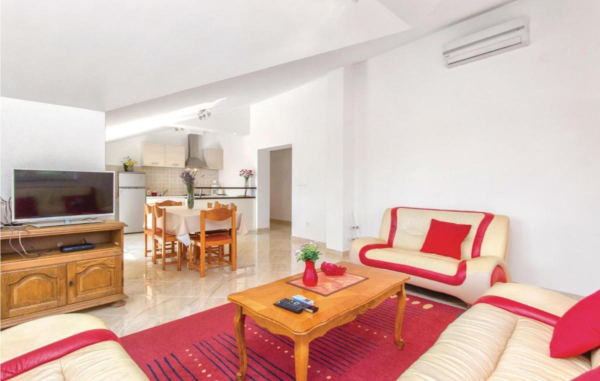 Four-Bedroom Holiday Home In Miljevci - Housity
